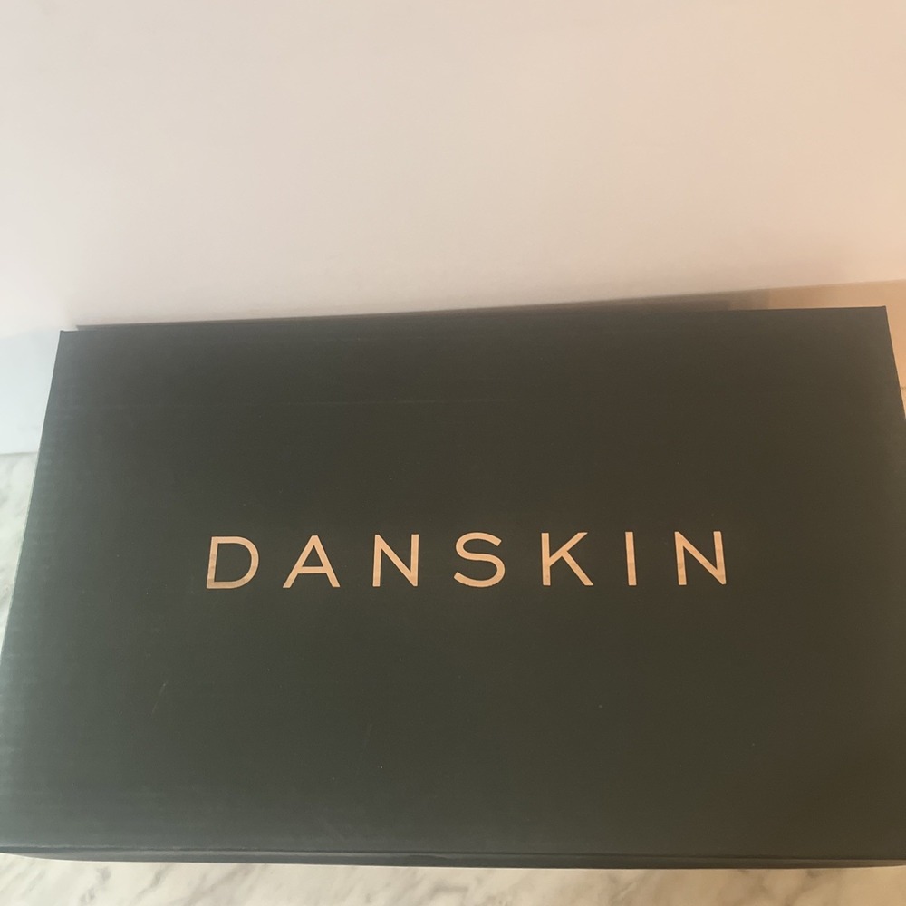 NIB DANSKIN 6.5 Women's‎ Sneakers - Plank Off-white/ Gum - Picture 7 of 9
